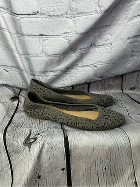 SM New York Women’s Laser-Cut Riund Toe Slip On Ballet Flats Sz 8.5 Gray Taupe